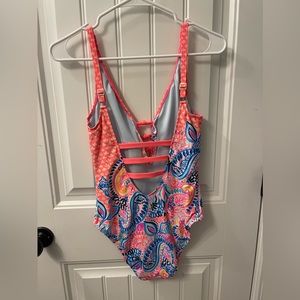 Size 4, Lilly Pulitzer one piece, no “bra” padding.